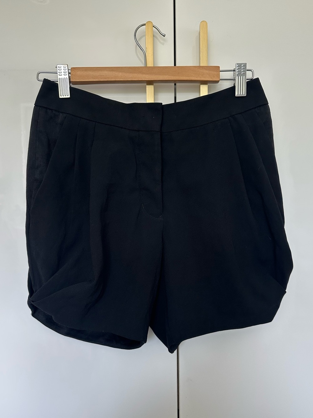 Aritzia Wilfred black high-rise crepe trouser shorts small
